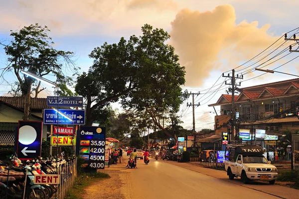 Ulica na zachód słońca na wyspie Koh Chang — Zdjęcie stockowe