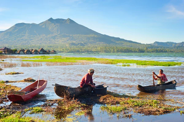 Balinesiska fiskare i traditionella båtar — Stockfoto