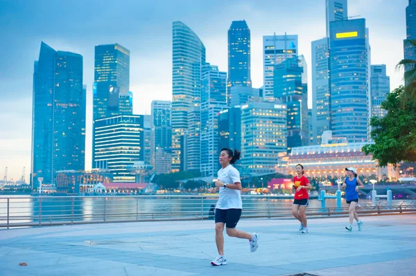 Personnes runnig en face de Singapour — Photo