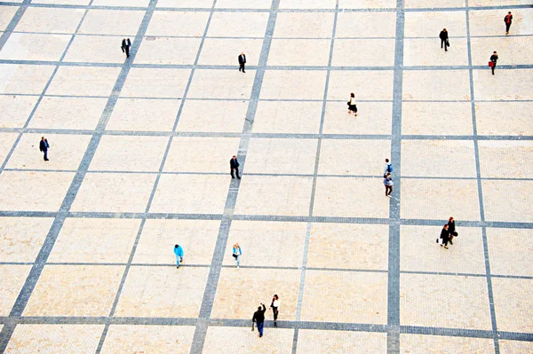 Persone che camminano su piazza Sofiyivska a Kiev — Foto Stock