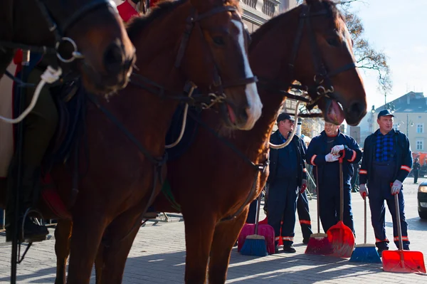 Limpadores na rua durante o Dia da Independência — Fotografia de Stock