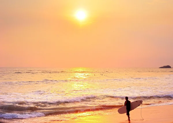 Surfer going to ocean — Stock Photo, Image