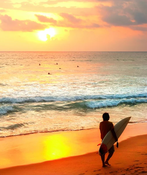 Surfer met surfboard op strand — Stockfoto