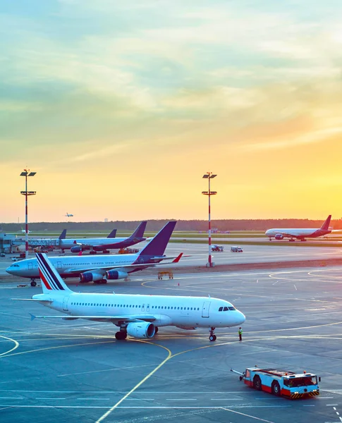 Αεροδρόμιο με πολλά αεροπλάνα — Φωτογραφία Αρχείου
