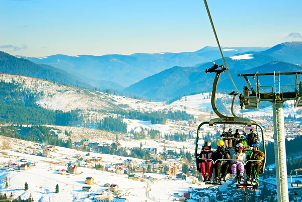 Skiërs op skilift — Stockfoto