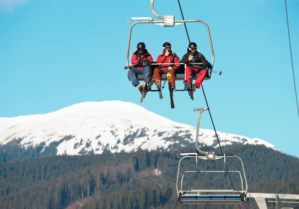 Skiërs op skilift — Stockfoto