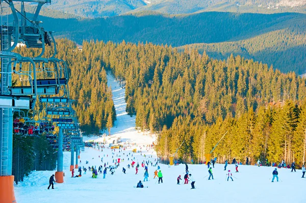 Esquiadores y snowboarders en pista de montaña — Foto de Stock