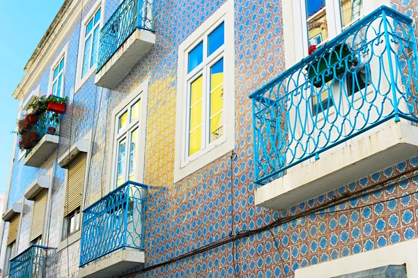 Lissabon gebouw muur met balkons — Stockfoto