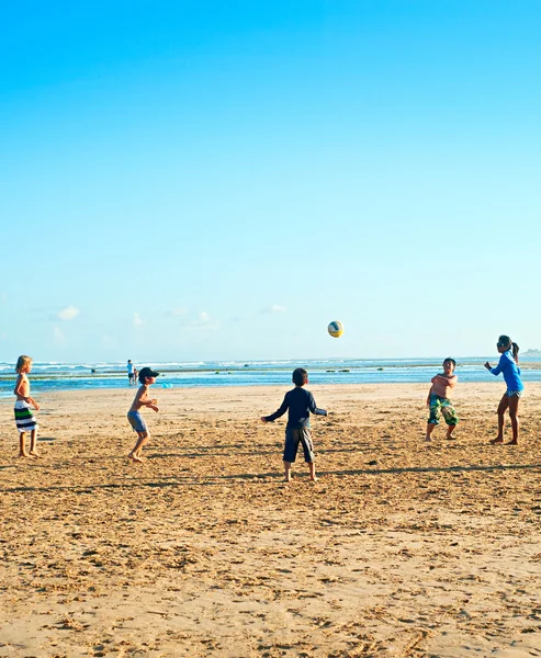 Anak-anak bermain dengan bola — Stok Foto