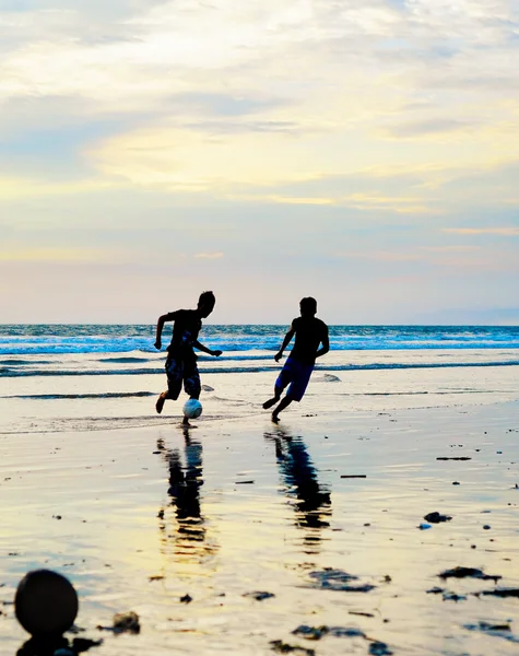 Persone che giocano a calcio sulla spiaggia — Foto Stock