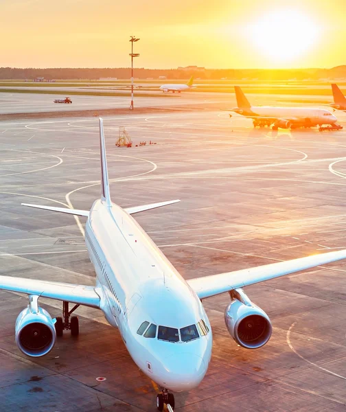 Vliegtuigen op luchthaven bij zonsondergang — Stockfoto