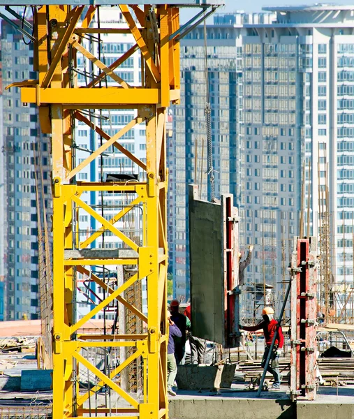 Grupo de trabalhadores no estaleiro de construção — Fotografia de Stock