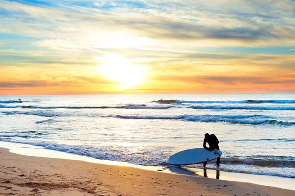 Surfer sörf için hazırlanıyor — Stok fotoğraf