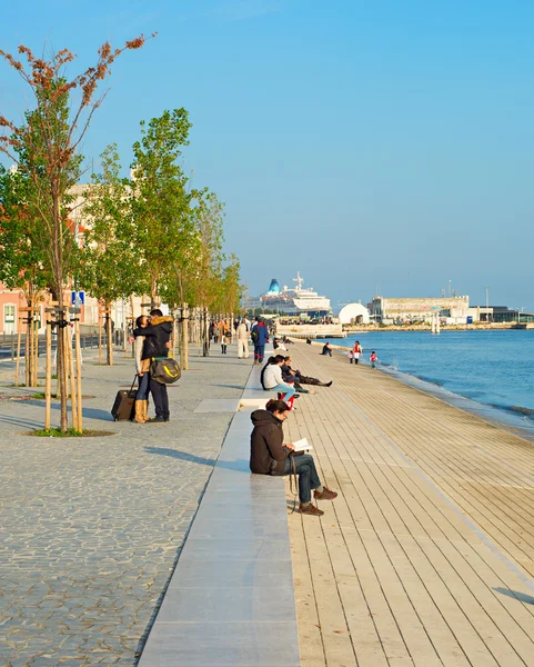 Mensen wandelen op de dijk van Lissabon — Stockfoto