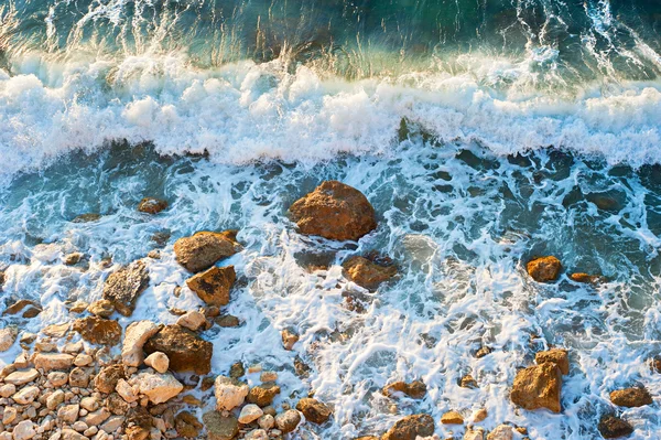 Maré alta em uma praia rochosa — Fotografia de Stock