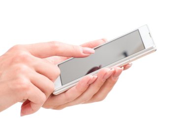 Eller akıllı telefonu tutuyor.