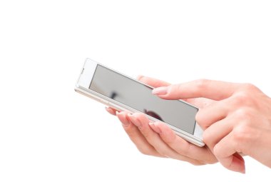 Eller akıllı telefonu tutuyor.