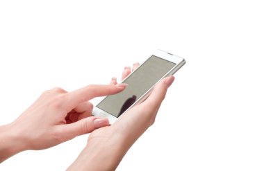 Eller akıllı telefonu tutuyor.