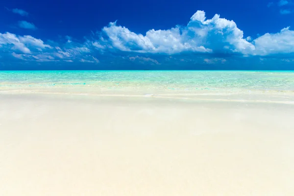 Bela praia em maldivas — Fotografia de Stock