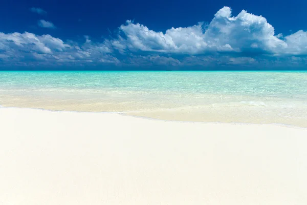 Spiaggia tropicale alle Maldive — Foto Stock