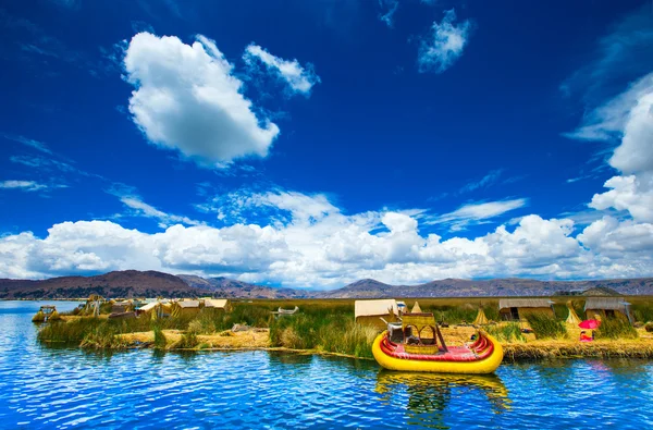 Totora barche sul lago Titicaca — Foto Stock