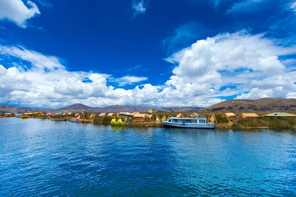 Totora barche sul lago Titicaca — Foto Stock