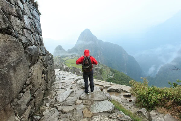 Turysta w Machu Picchu — Zdjęcie stockowe