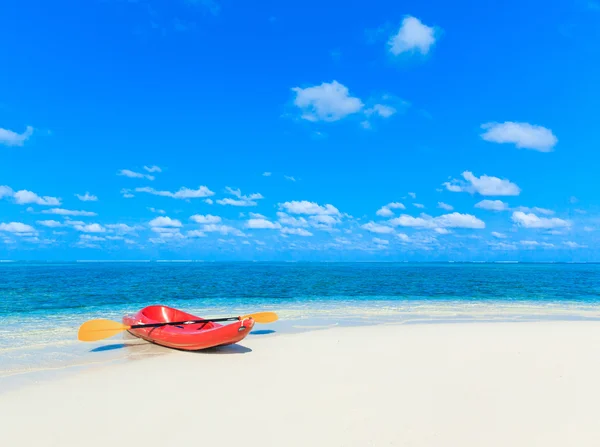 Boat on tropical beach — Stock Photo, Image