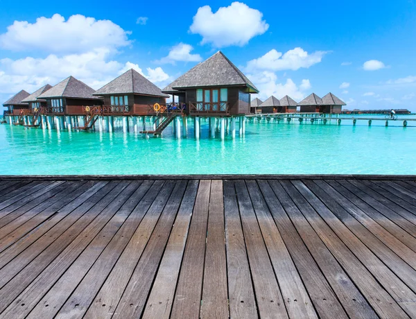 Bella spiaggia e mare tropicale — Foto Stock