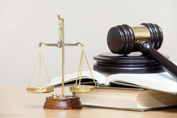 Wooden gavel and books — Stock Photo, Image