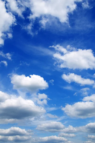 Blauer Himmel mit Wolken — Stockfoto