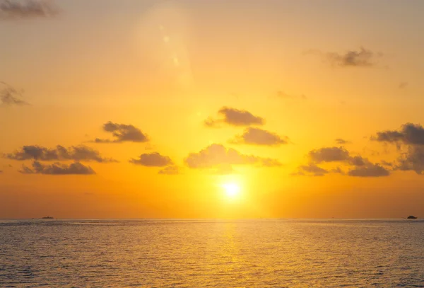 Puesta de sol en el mar en Maldivas — Foto de Stock