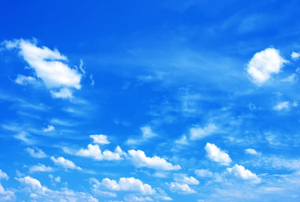 Cielo azul con nubes — Foto de Stock