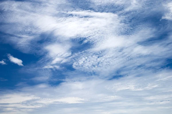 Wolken am blauen Himmel — Stockfoto