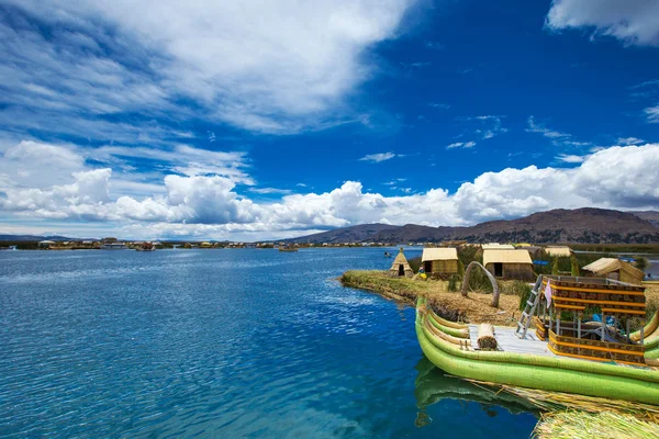 Barco Totora no lago Titicaca — Fotografia de Stock