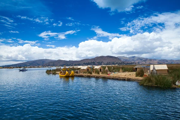 Totora boot op het Titicacameer — Stockfoto