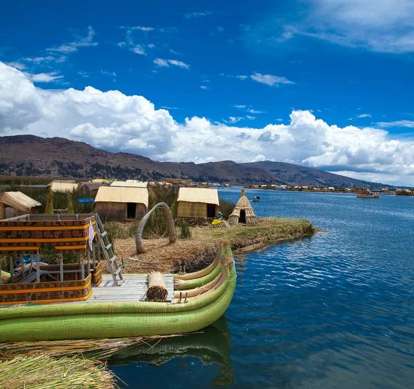 Totora barca sul lago Titicaca — Foto Stock