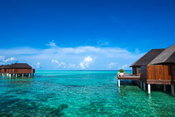 Playa con bungalows de agua en Maldivas —  Fotos de Stock