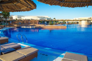 Yüzme Havuzu, şemsiye