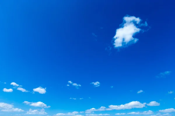 Wolken am blauen Himmel — Stockfoto