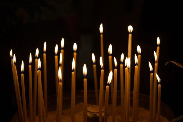 Plamen svíčky v noci — Stock fotografie