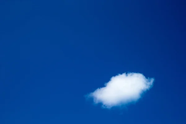 Wolken in de blauwe lucht — Stockfoto