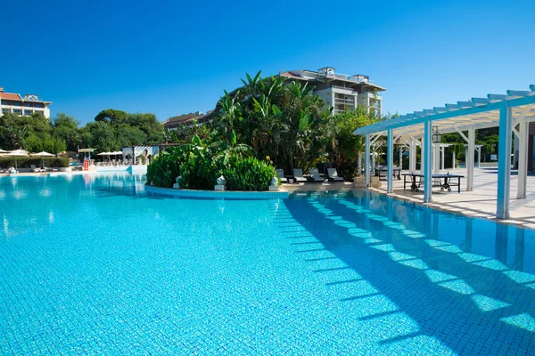 Piscina en hermoso jardín — Foto de Stock