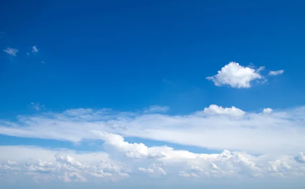 Nuvens no céu azul — Fotografia de Stock