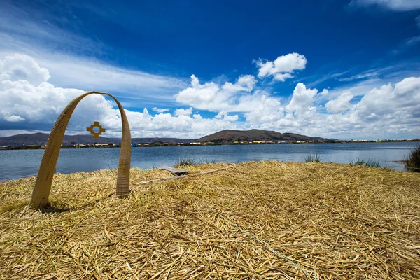 Totora boat on the Titicaca lake — Stock Photo, Image
