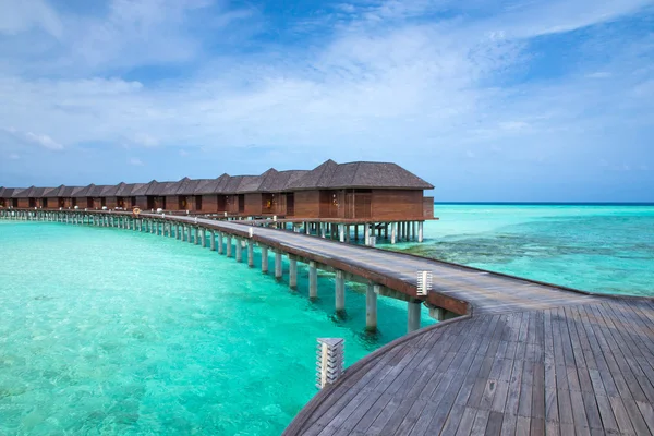 Spiaggia con bungalow acquatici alle Maldive — Foto Stock