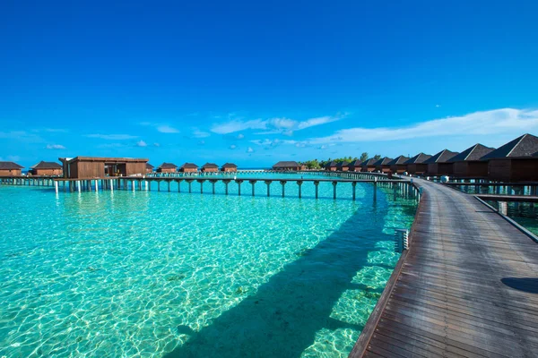 Plaża z domkami wodnymi na Malediwach — Zdjęcie stockowe