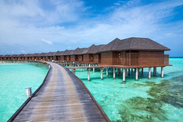 Spiaggia con bungalow acquatici alle Maldive — Foto Stock