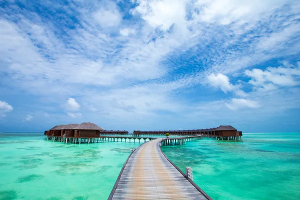 Praia com bungalows de água em Maldivas — Fotografia de Stock