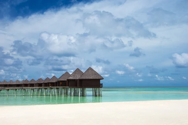 Plage avec bungalows aquatiques aux Maldives — Photo